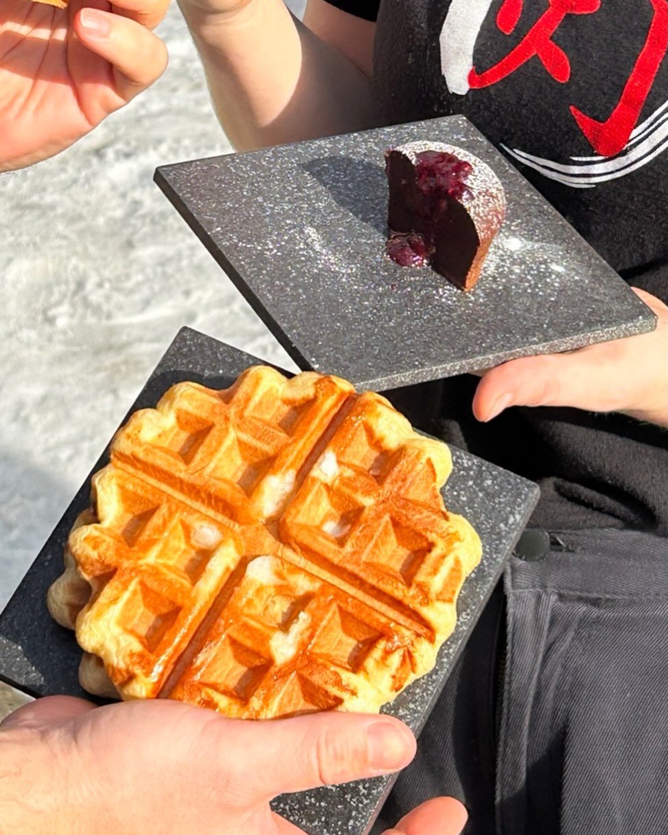Surprise! We are doing pop-up Belgium waffles tomorrow outside the bakery 🇧🇪 Come and get fueled up with some yummy treats before hitting the slopes 🧇☕️ More sweets are available for you at our cozy cafe. 

🩷 Time: 08:00 to 10:00 (or until sold o