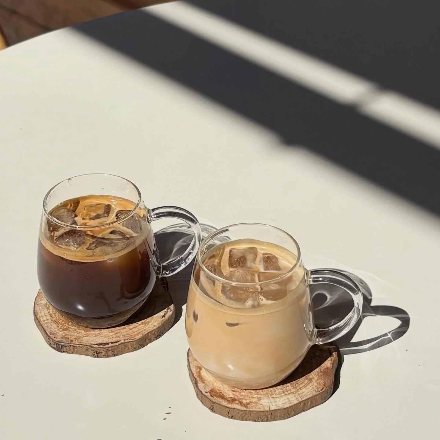 雪が溶けて春らしい気温が感じられるようになってきました🌱

灯ハウスでは店内席に加えてテラス席も開放しております
温泉後の温まった体にアイスドリンクやビールもおすすめです🍻

晴れの日の夕方には素敵な夕焼けを眺めることもできる最高のスポットです☺️

📅営業時間
月曜定休
火曜日〜日曜日　7am〜8pm L.O.

The snow has malted, and we can finally feel the warmth of spring in the air 🌼 

We hav