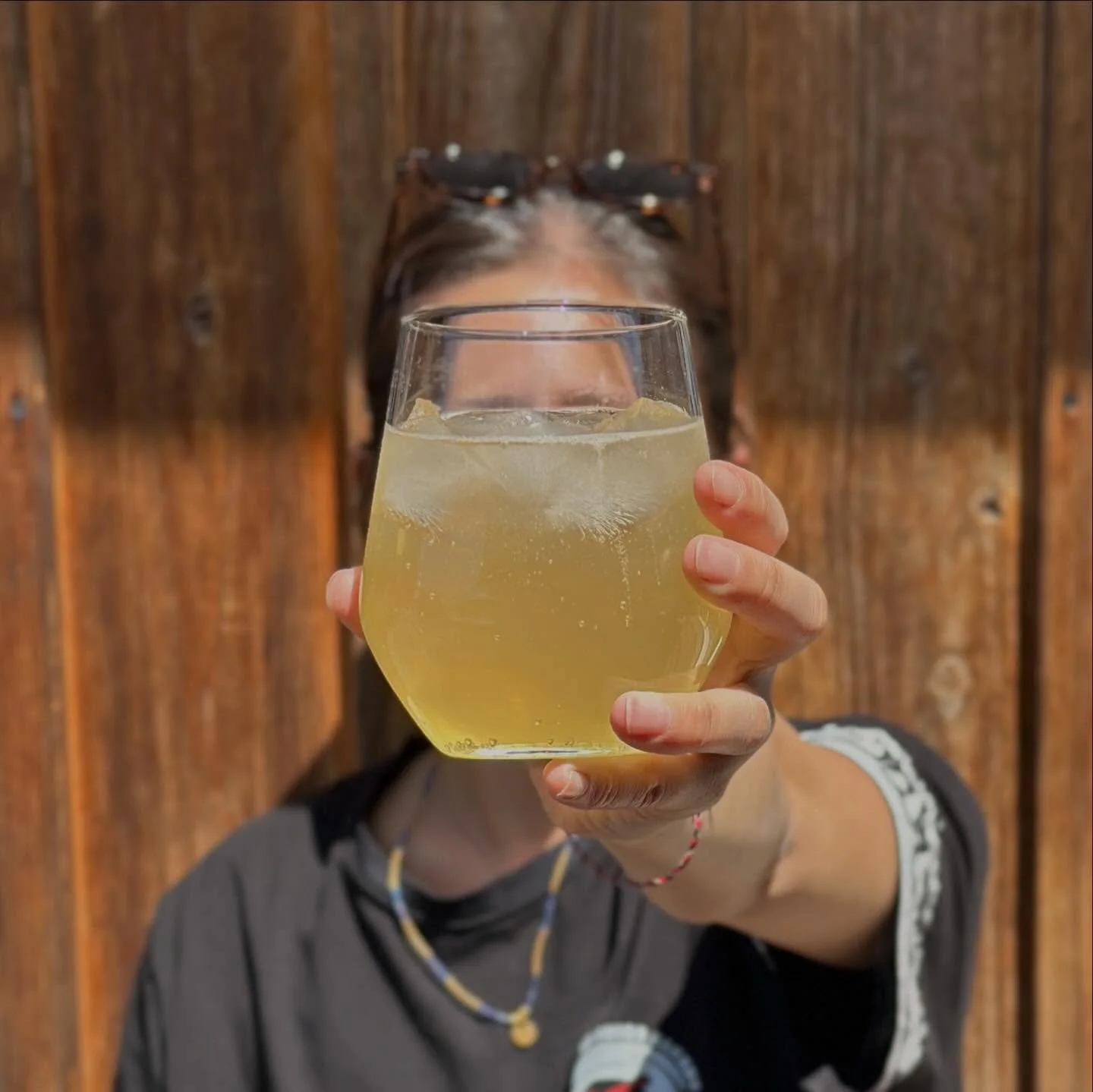 .
今年も自家製レモネード完成しました🍋

エルダーフラワーの香りがふわっと鼻から抜ける爽やかなドリンクです

This season&rsquo;s house made lemonade is here for you 🍋 

refreshing, crispy, lemony with hint of elderflower 

# 野沢温泉 #nozawaonsen #akarihouseswissbakery #lemonade