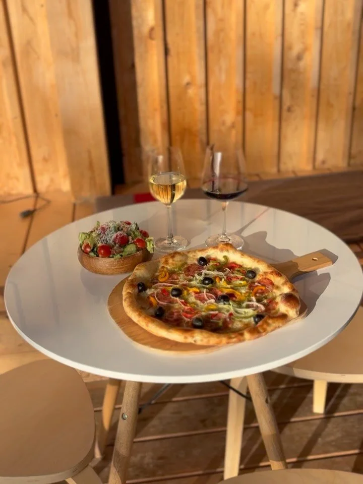 .
1日の終わりに灯のピザはいかがですか🍕

マルゲリータをはじめ、ジェノベーゼベースのピザや野沢温泉ならではの野沢菜ピザも
シェフのおすすめピザはみなさんの野沢温泉滞在中に変わるかもしれません！お楽しみに！

グルテンフリーのピザもご用意しておりますのでお気軽にお声がけください☺️
※同じオーブンを使用しているため、小麦が混入する可能性があります

また彩り豊かなサラダやガーリックトーストなどもピザと一緒に🥗

皆様のご来店、お待ちしております！

Would you like to ha