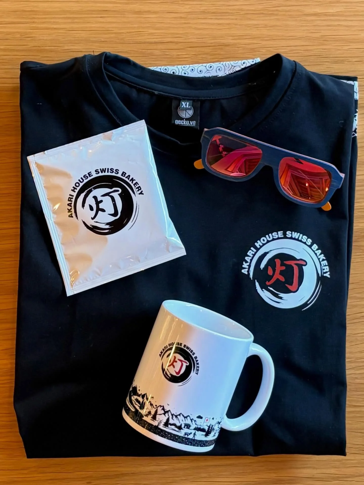 .
灯ハウスをお家でも✨

Tシャツやマグカップなどのオリジナルグッズに加えて、手軽に楽しめるドリップバッグコーヒーもご用意しております

お土産にもぴったりです🎁
ぜひチェックしてみてくださいね😉

Take a piece of our shop home ✨ 

We offer original goods, T- shirts, mugs, AND easy-to-enjoy drip bag coffee ☕️ 

Fits perfectly in your luggage a