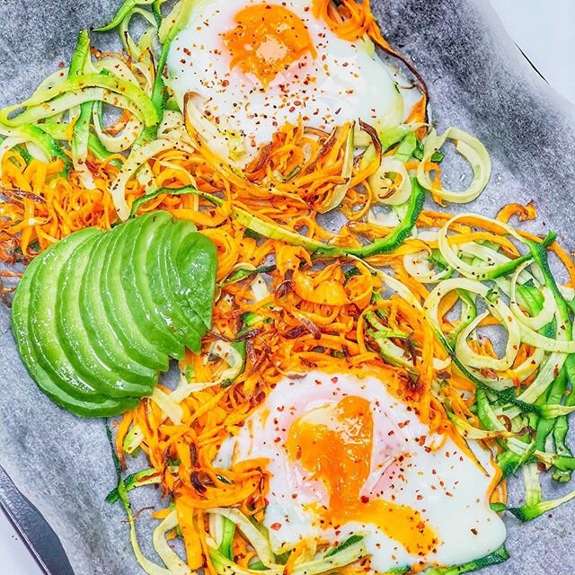 A quick tray bake breakfast inspo. Spiralized courgette &amp; sweet potatoes with baked egged and avocado. Gluten free breakfast, that&rsquo;s #paleo, #whole30 and #keto friendly 😊