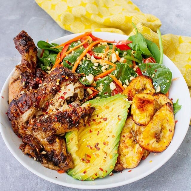 Fully loaded hearty roast jerk chicken &amp; plantain salad. 😋
This is how to enjoy a good salad, pack it up with wholesome ingredients. 
Proteins: Chicken
Vitamin C: Spinach, red peppers, carrots
Omega 3 fatty acids: Avocado
Iron: Cashew nuts
Potas