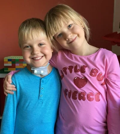 Tvillingsyster Agnes och mamma är alltid med. Ibland får storebrorsorna följa med, men oftast får de vara hemma med pappa och gå i skolan.