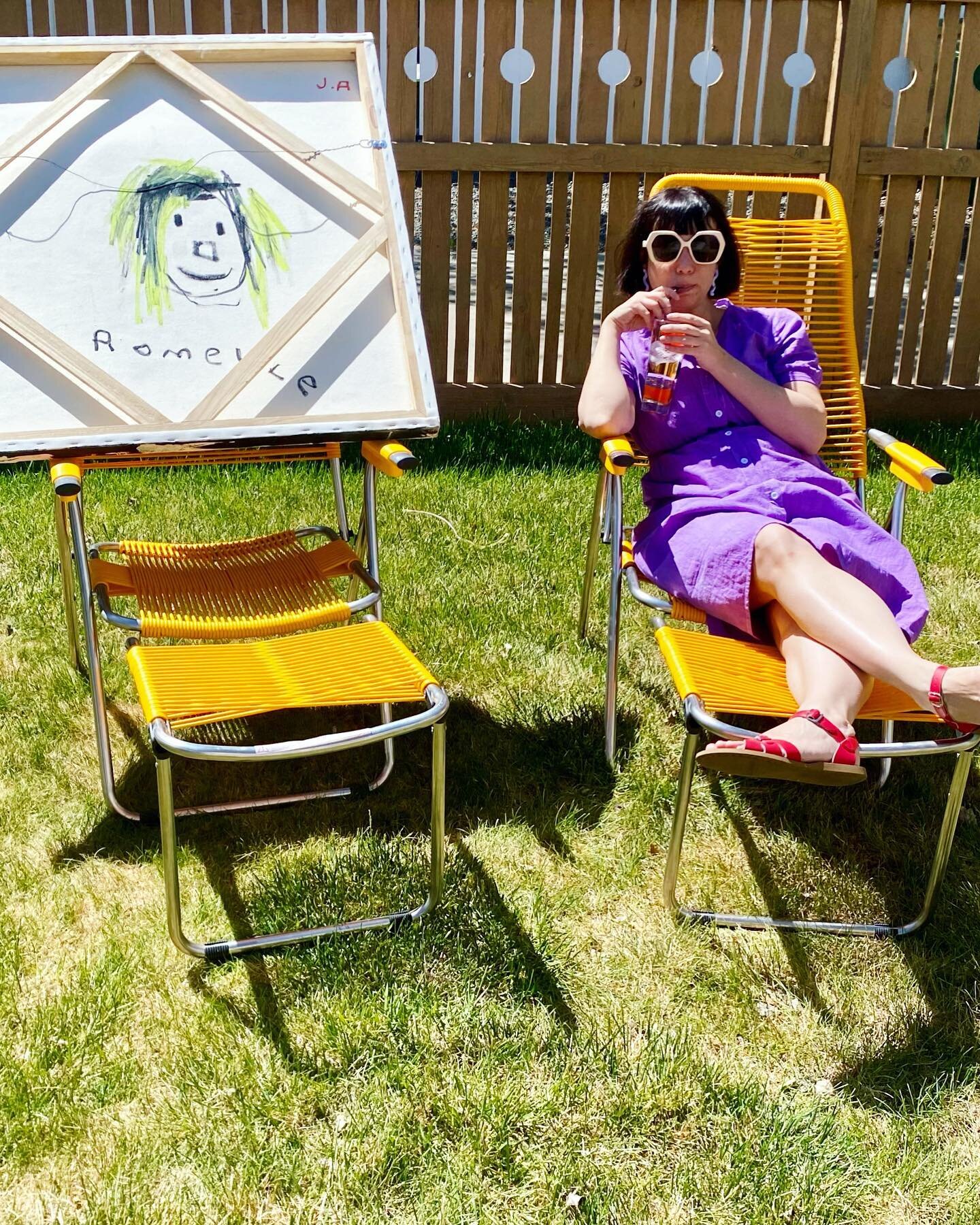 just another backyard sunday enjoying a cold drink and deep conversation with @r0melle (the @julioaalejandro version) while the real mel is off doing important international things. wore this dress for @olivemoya @roelsiebrand &amp; @juliegeb
💜❤️💛
