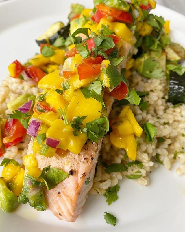 Who wants to know how to make this delicious baked salmon with mango salsa?! 🙋🏼&zwj;♀️😉
*
*
That&rsquo;s what I thought...😏It&rsquo;s not too late to sign up for the Virtual Yoga Fest hosted by my girl @helloyogagirl and @hikyoga this Saturday, J