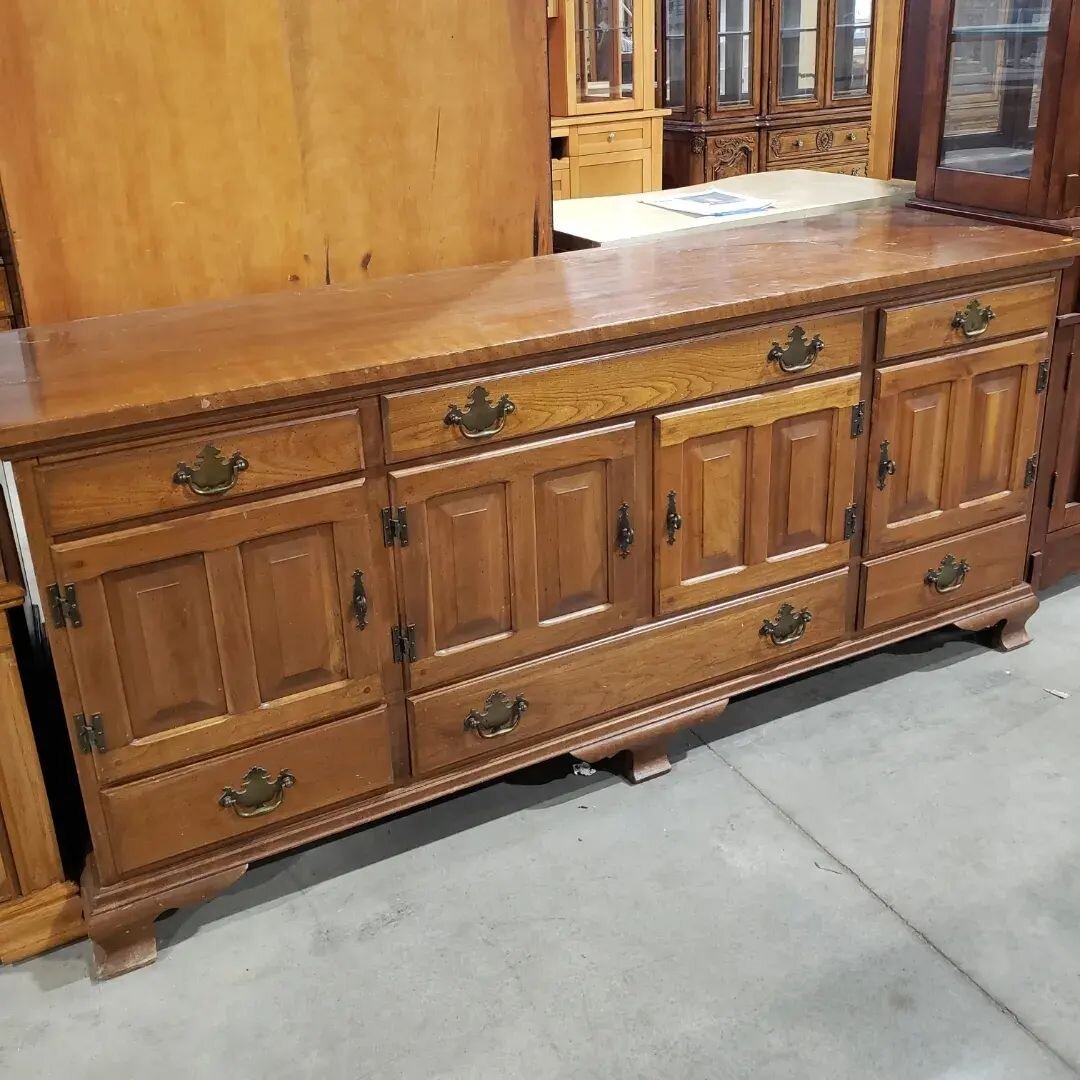 Long renovation project finally finished a couple weeks ago! Here's a series of pics of a cabinet I rehabbed from #habitatforhumanityrestore with #anniesloan #chalkpaint.