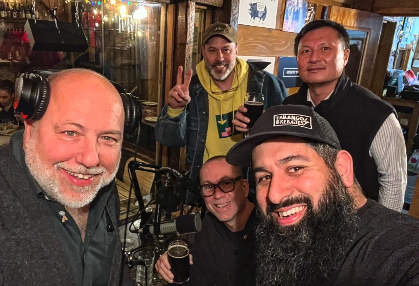 &iexcl;Ayer, nuestro director se sumergi&oacute; en el emocionante mundo de la #cerveza y la #gastronom&iacute;a de Nueva York en el podcast de @jimmypotsandpans, directamente desde el acogedor escenario de @robertaspizza ! La charla fue una monta&nt