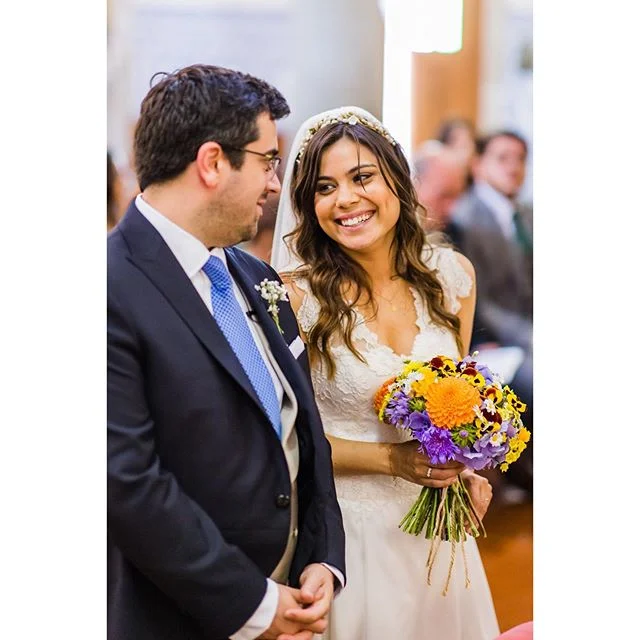 A Teresa e o João decidiram organizar a festa do casamento em casa. Toda a família estava empenhada e em prol do mesmo ❤️ Havia muita ansiedade no ar...estava tudo lindo e o orgulho era imenso. É isto que mais gosto nos casamentos. Cada história é diferente...cada família tem a sua magia. A Teresa estava linda ❤️ Tudo correu na perfeição porque quando se trabalha em equipa e com amor tudo se faz 😍😍
.
.
.
#deambulando_peoplestories #deambulando #weddingphotography #weddingphotographer #documentalweddingphotographer #documentalweddingphotography #bride #portraitphotography #lookslikefilm