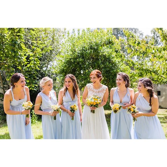 Adoro quando chego a casa da noiva e tudo está tranquilo e cheio de sorrisos ❤️
.
.
.
#deambulando_peoplestories #deambulando #bridesmaids #bride #weddingphotography #weddingphotographer #documentalweddingphotographer #lookslikefilmweddings #lookslikefilm