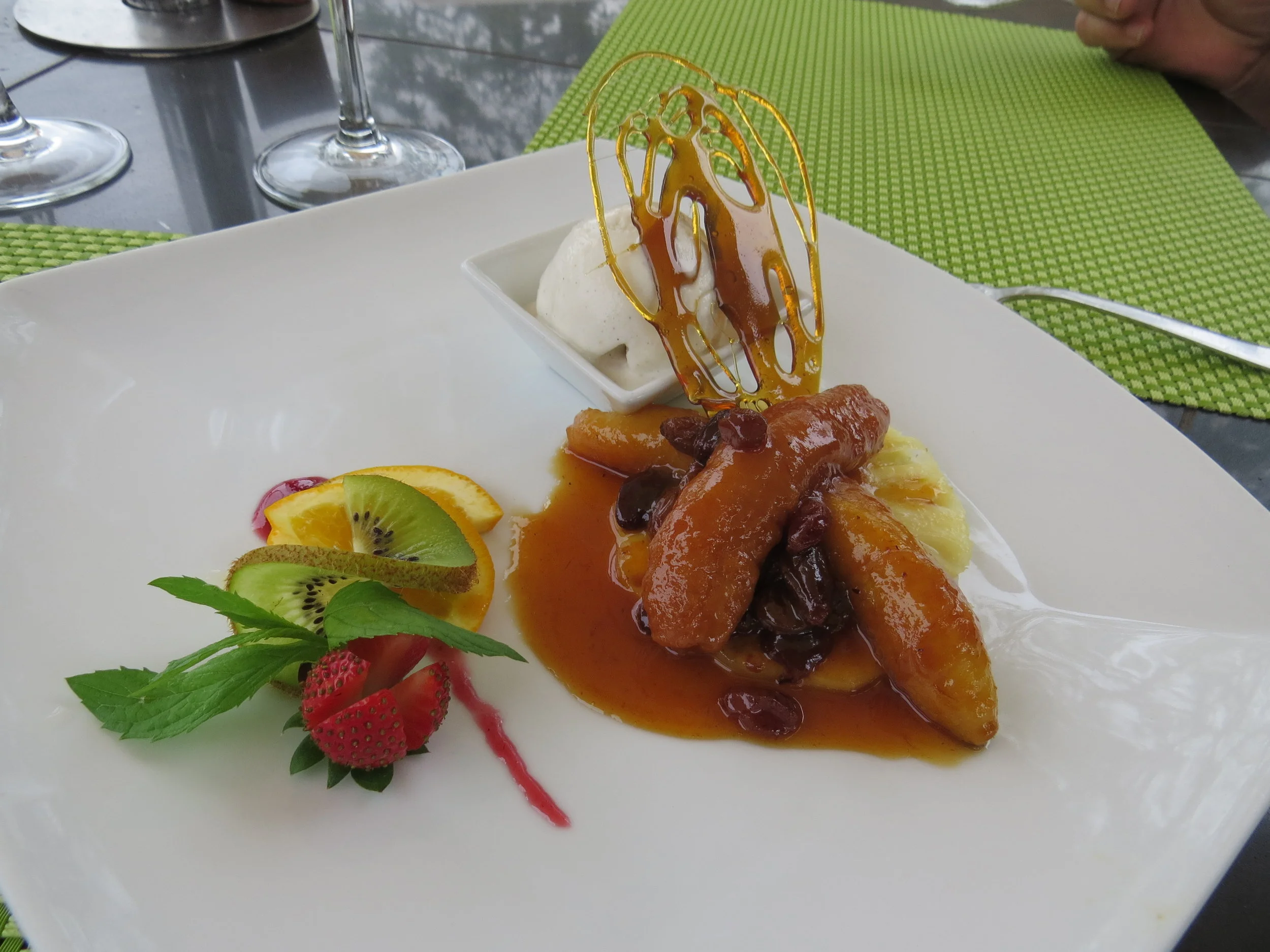 Ooooh, la la ... bananas flambe with rum sauce