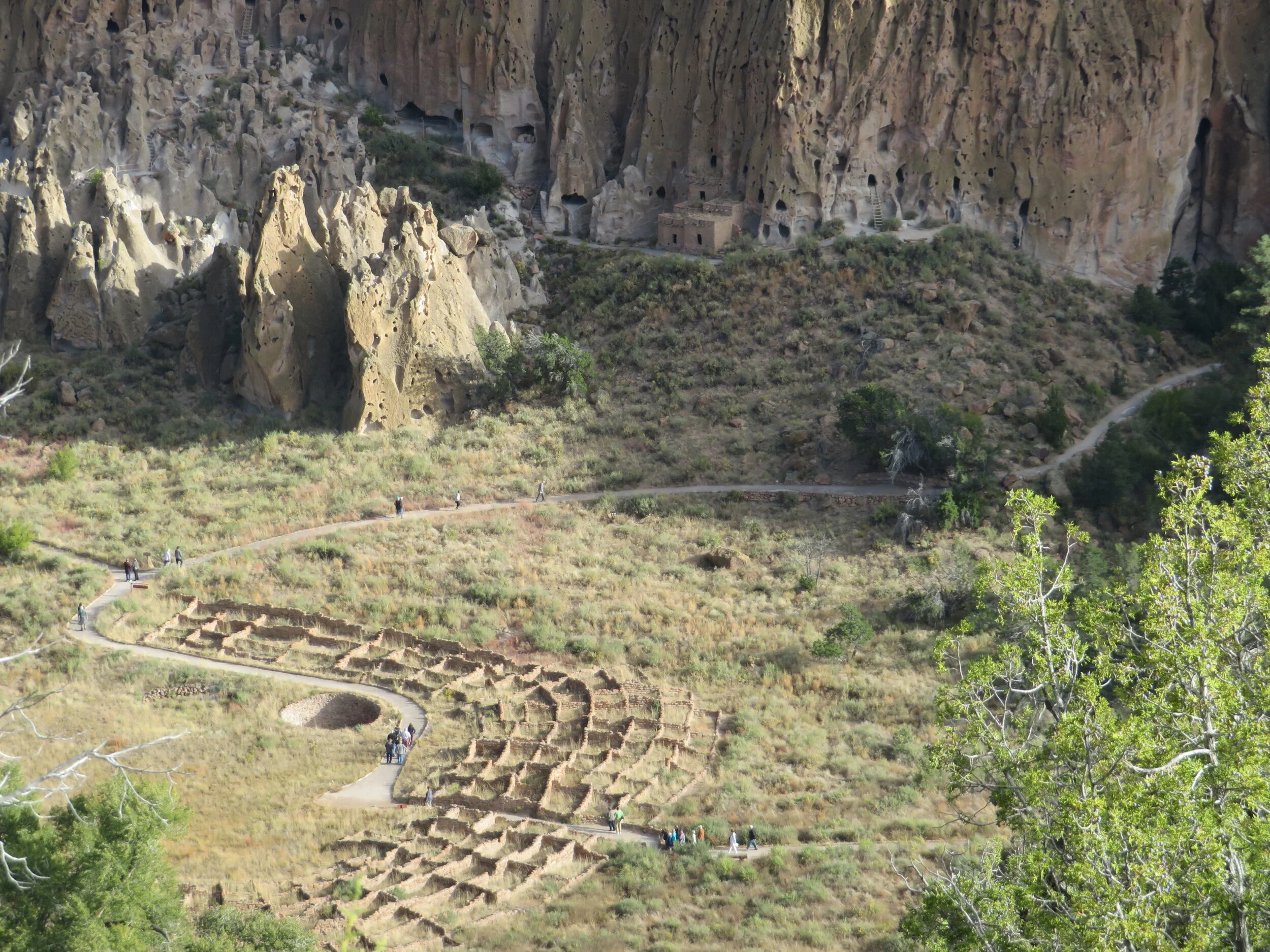 From the Frey Trail, we had great view of the ruins of the Tyuonyi (QU-weh-nee) village once inhabited by the Pueblo people.