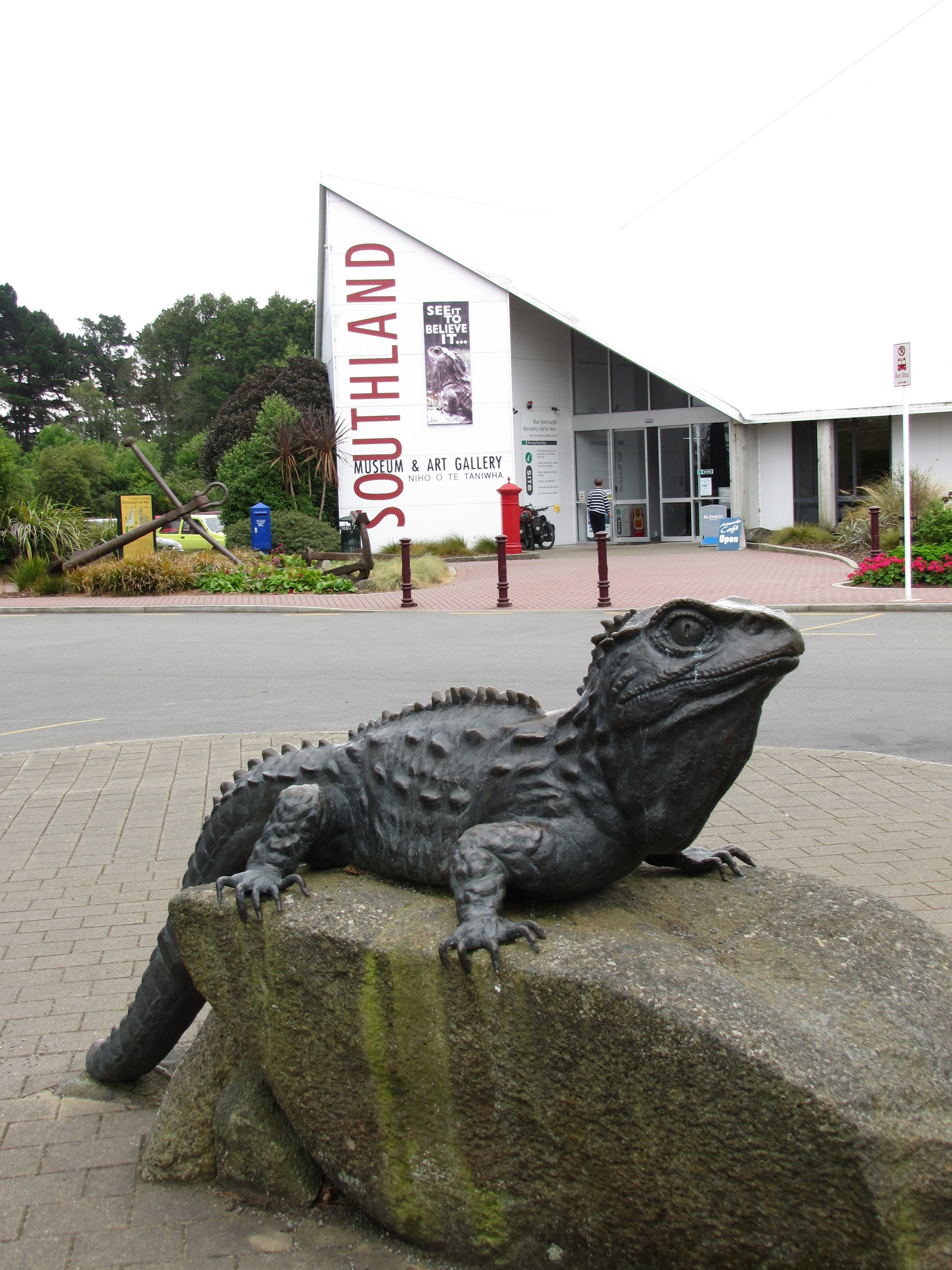 tuatara_statue_southland_museum.JPG