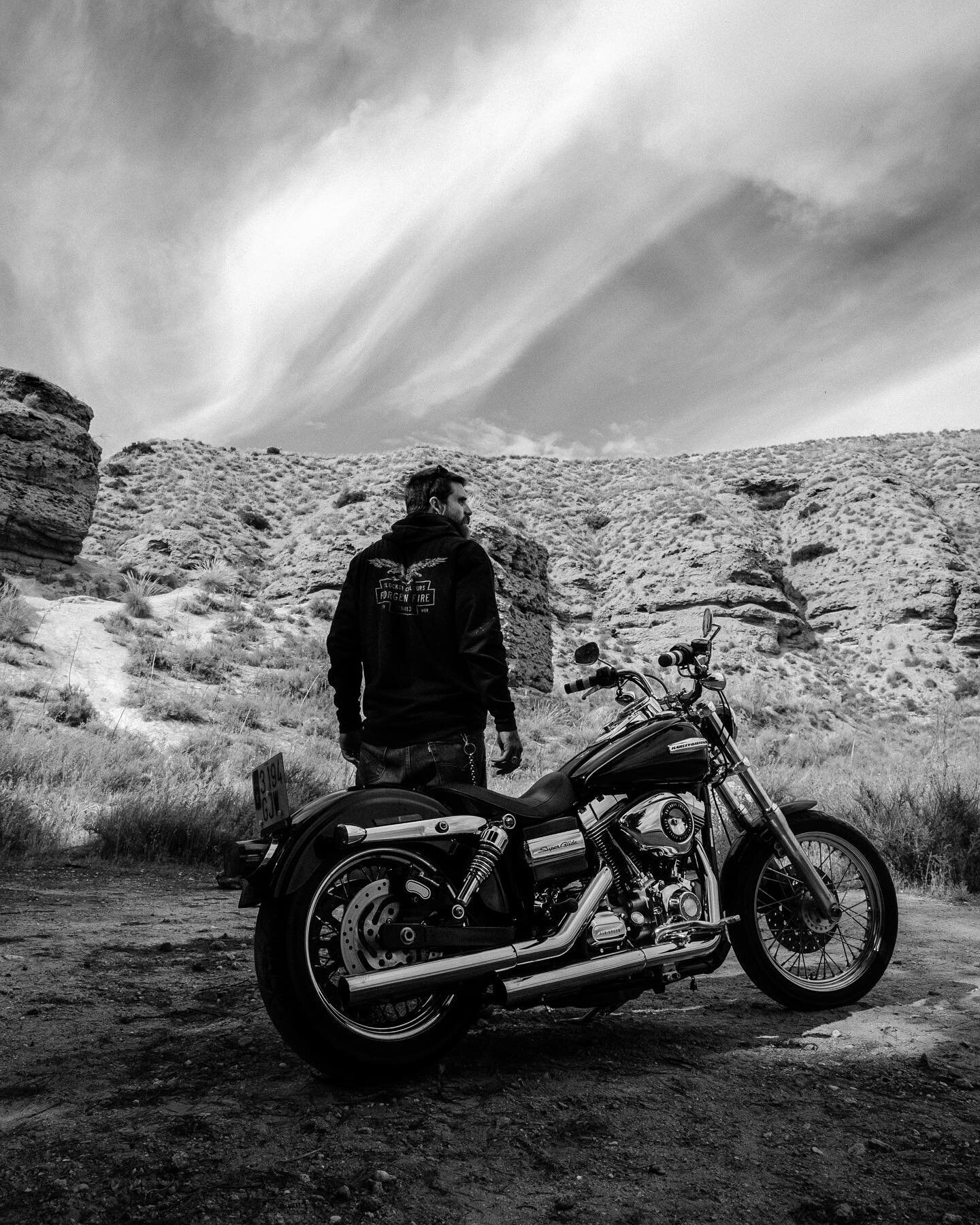 Time to get lost in the desert 👉🏻🏜🫠 @clocksandcolours thank you for providing me with inspiration. 

#clocksandcolours #harleydavidson #desert #trip #blackandwhite #dyna #superglide #joshua #joshuatree #ride #roadtrip #ontheroad #harley #harleyda