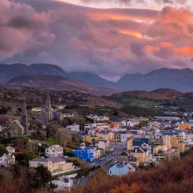 Thank you @allaroundireland / @kerry_kissane /  @zemaciel for sharing this beautiful view of #Clifden with us! ❤️☘️