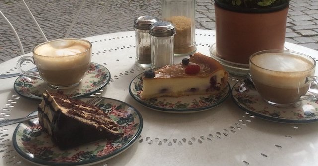 Photo Momono ポリッシュポタリー・陶器でサービスされる手作りのケーキ