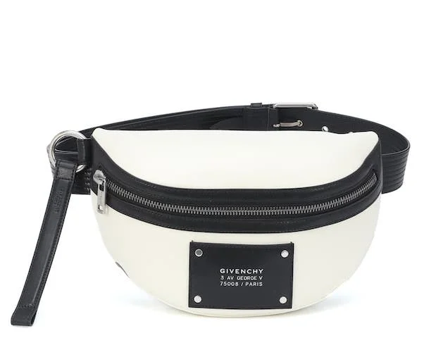 Tag レザーベルトバッグ ( ¥ 175,000) Photo: mytheresa