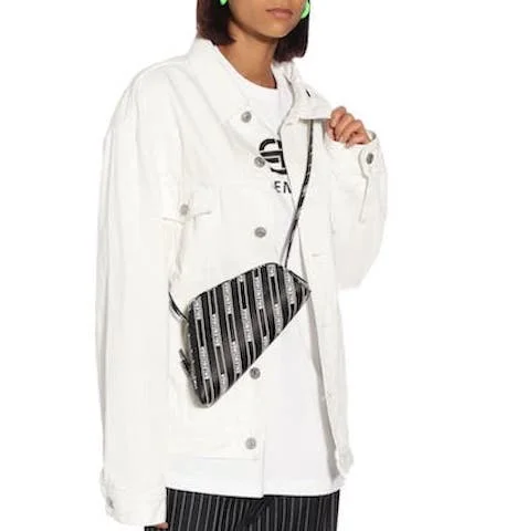 Car Logo レザーショルダーバッグ ( ¥ 195,400 ) Photo: mytheresa