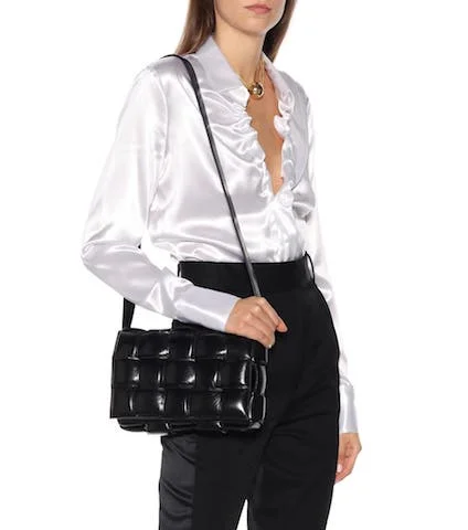 ボッテガヴェネタ パッド カセットレザーショルダーバッグ Photo: mytheresa