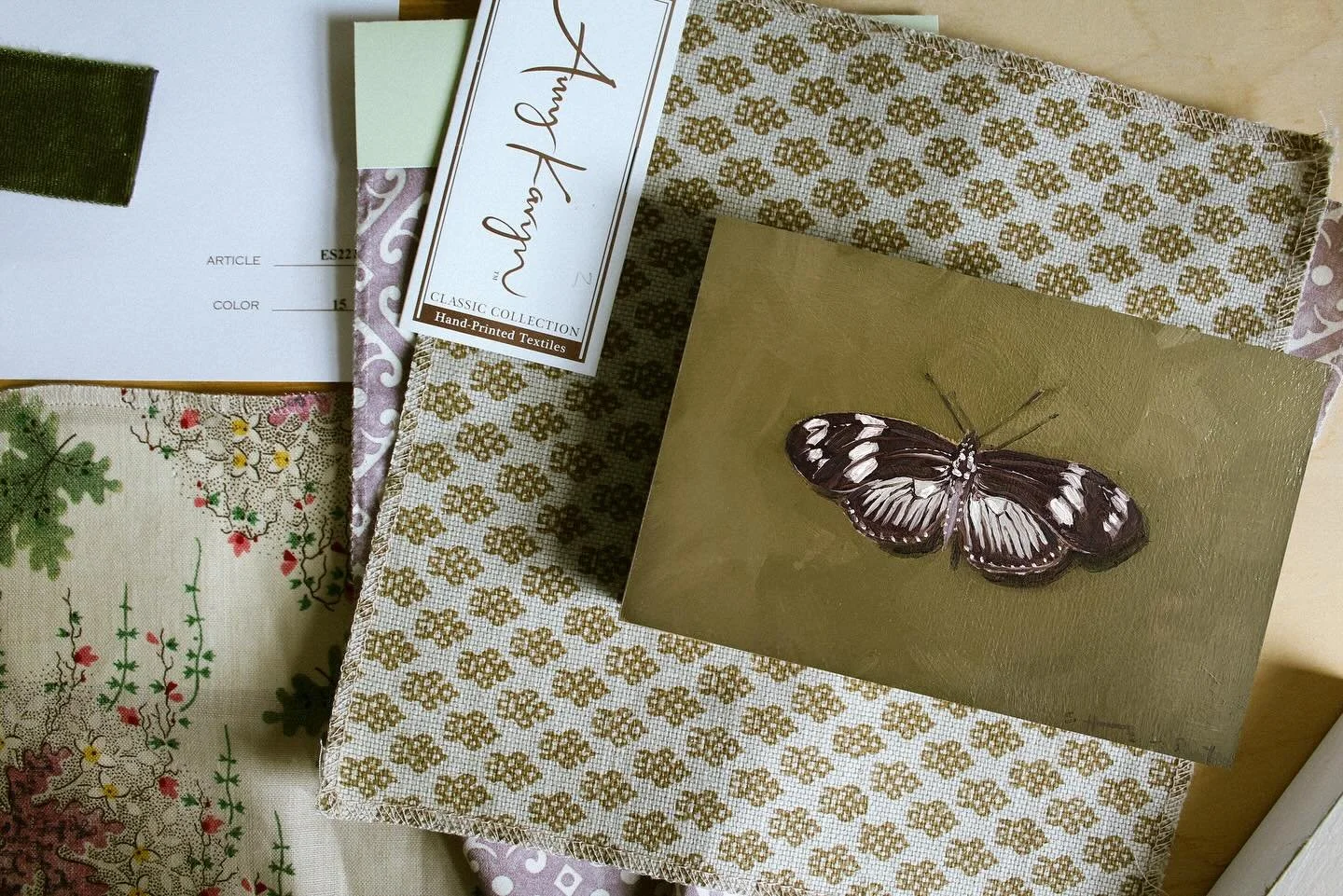 🦋 @charlestonartistcollective 

Idk about yall but I&rsquo;ve been seeing butterflies everywhere lately 😍

#__shelbyhamilton #shbutterflies