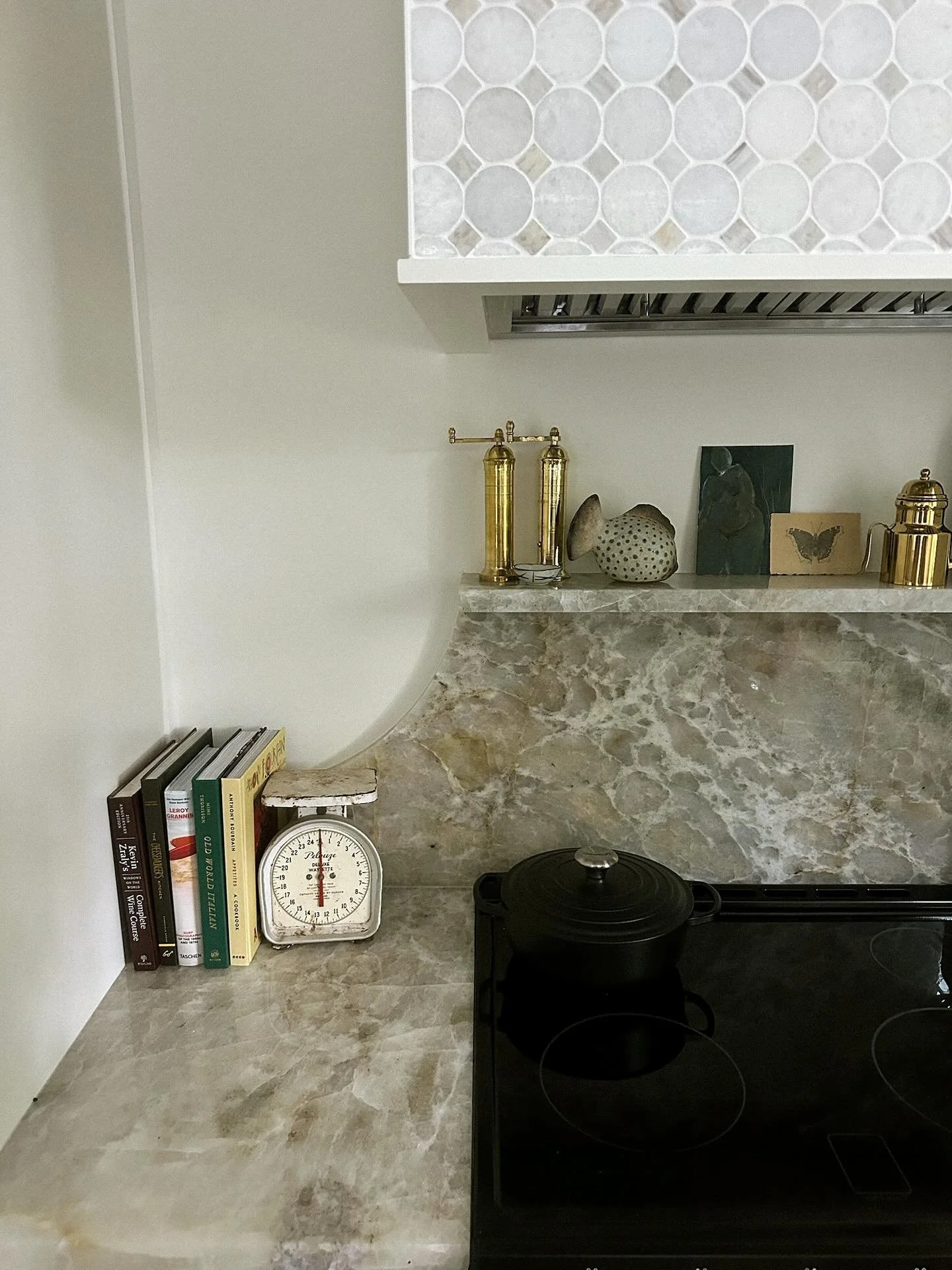 I spy 🦋

Mourning Cloak Butterfly drawn on coffee stained paper 

Available at @charlestonartistcollective 

Design: @ace9interiors