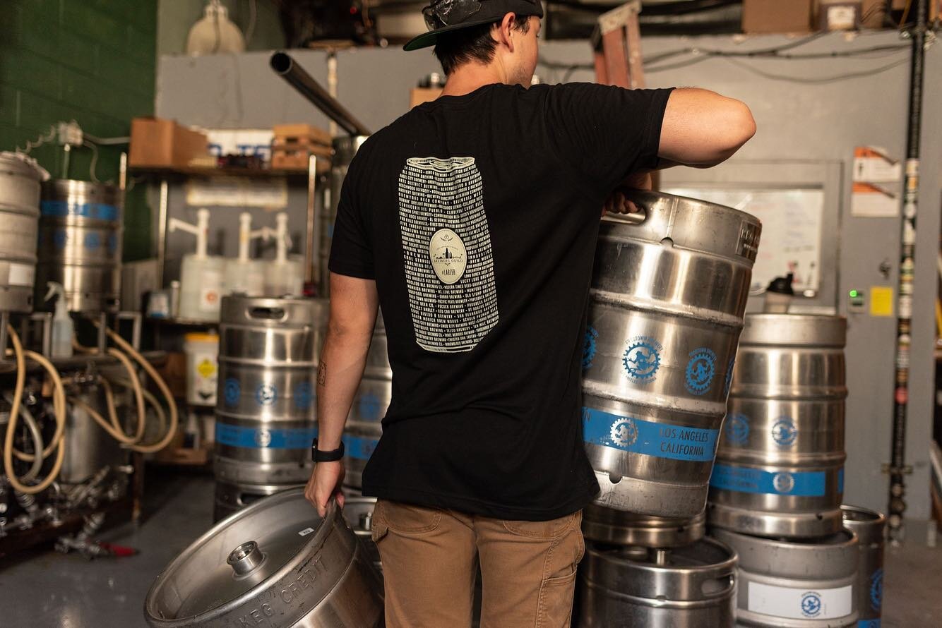 A day in the life of a cellar person: making sure all of our kegs are squeaky clean and fully sanitized 🧼

&mdash;&mdash;

Shout out to @LABrewers Guild for the new shirts for our team!

#drinkindependent #labrewers #independentbeer
#labeer #frogtow
