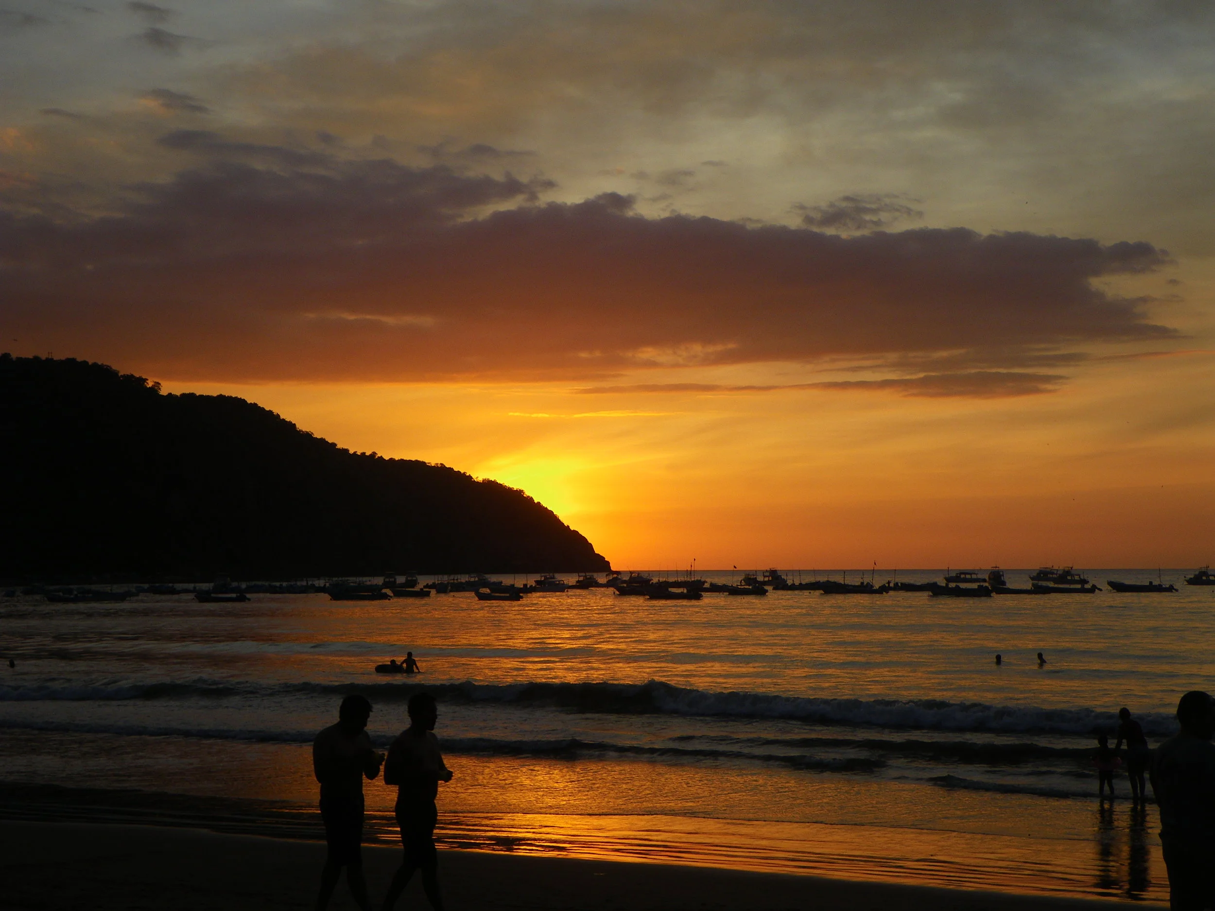  Puerto Lopez, Ecuador. &nbsp;A beautiful sunset on the Pacific.&nbsp; 