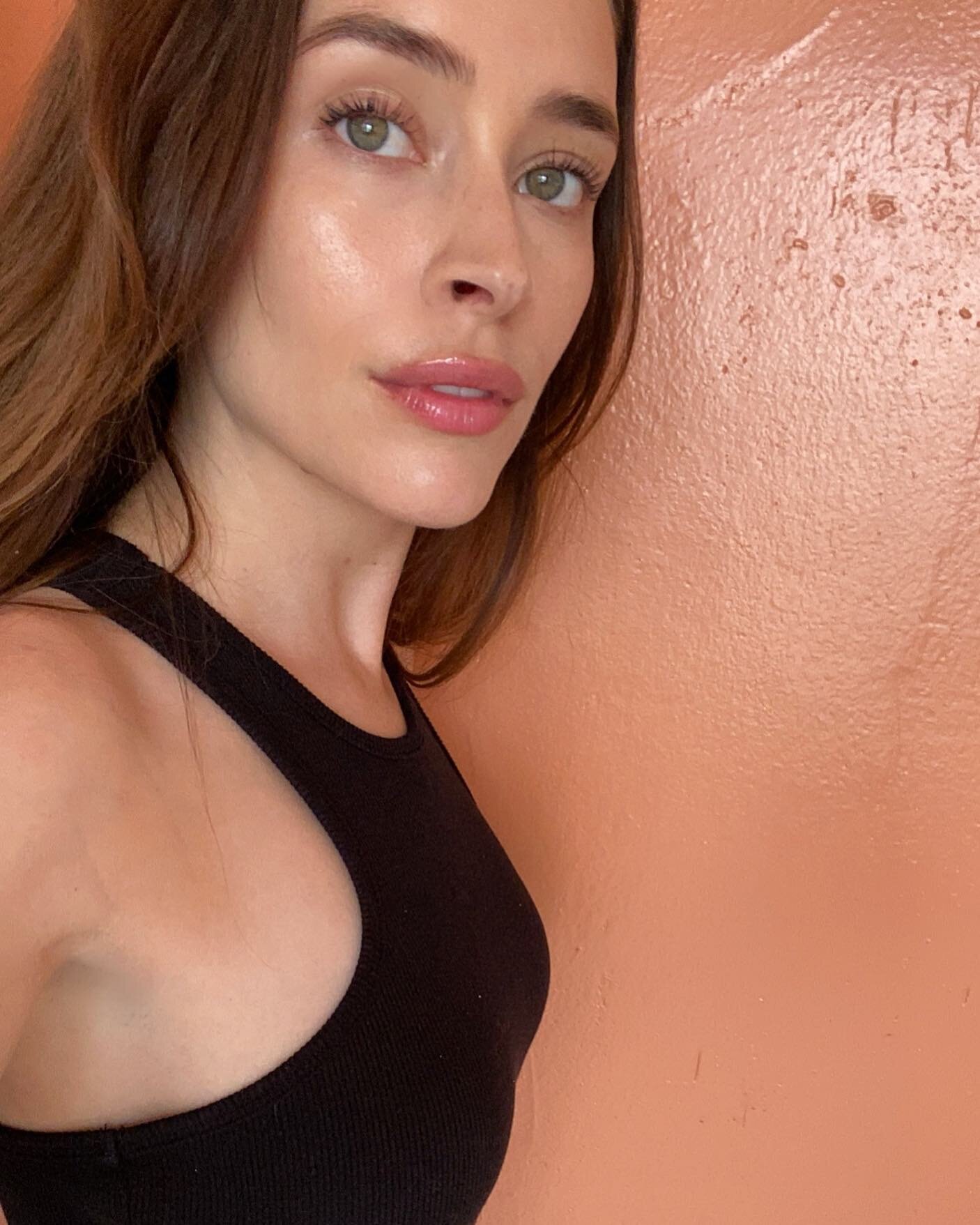 Took off my oppressive heels in the middle of an audition so I could walk like a normal person into the frame. Dressing comfortably is so much better than walking like you have something shoved up your ass. Your Monday #beautytips