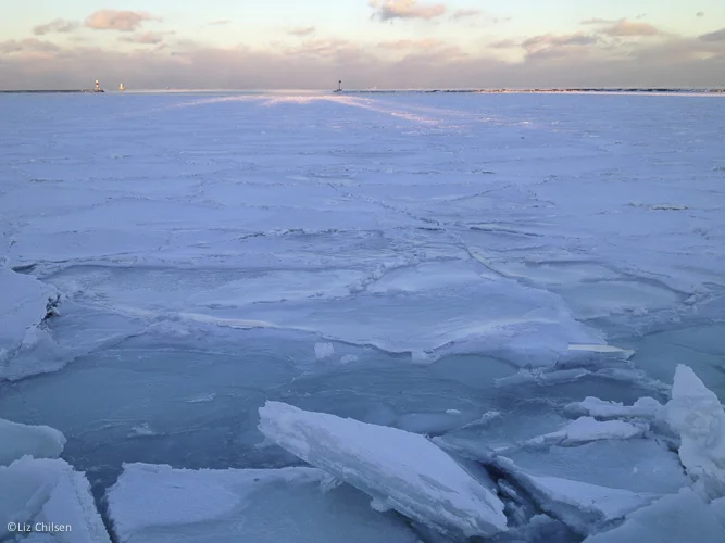 Lake_Michigan_Sun_Rays_Thick_Ice.jpg