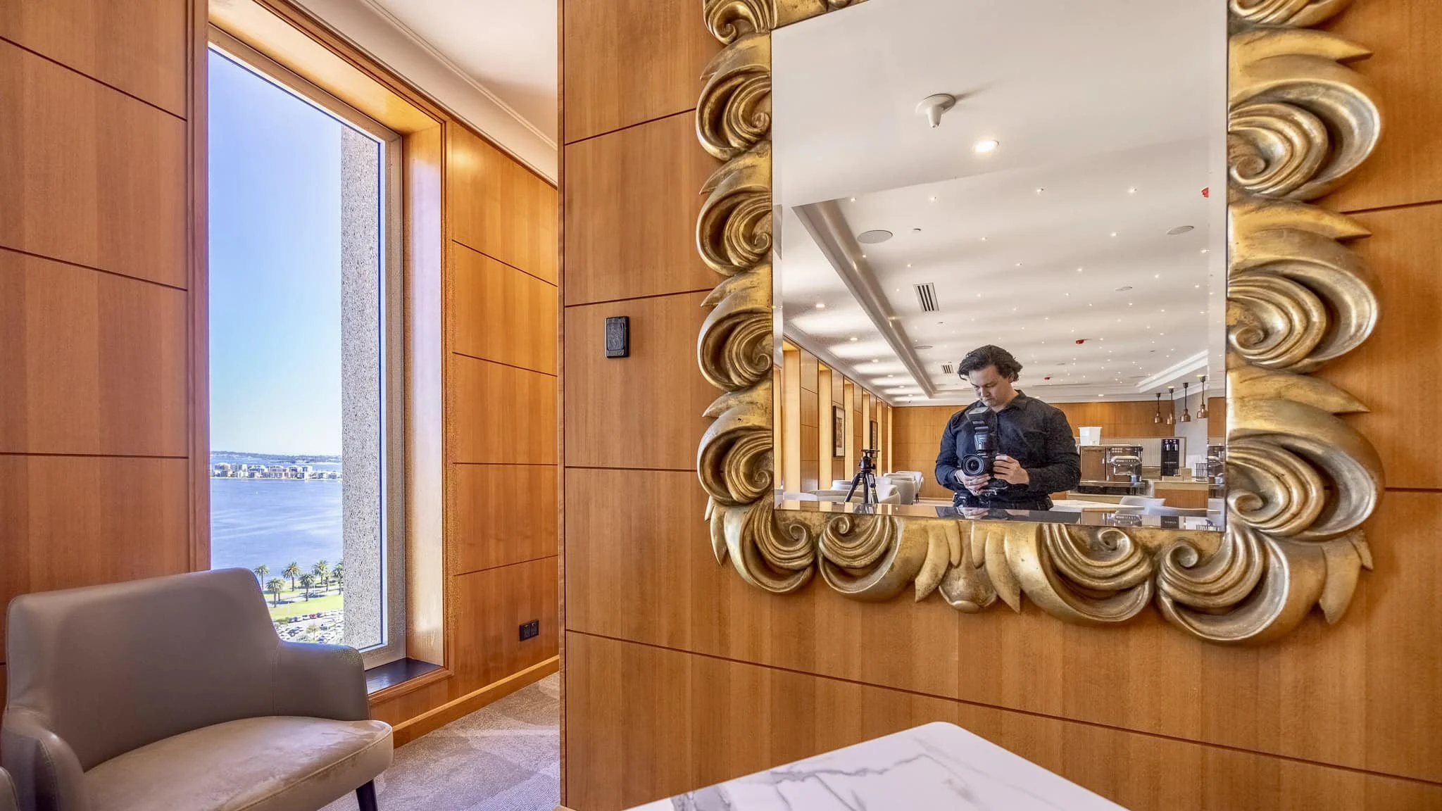 Continuing my reflection selfie series. Trying to get the view and the mirror in the same shot. Photographing the newly renovated rooms and club lounge at Duxton Hotel today. 📸