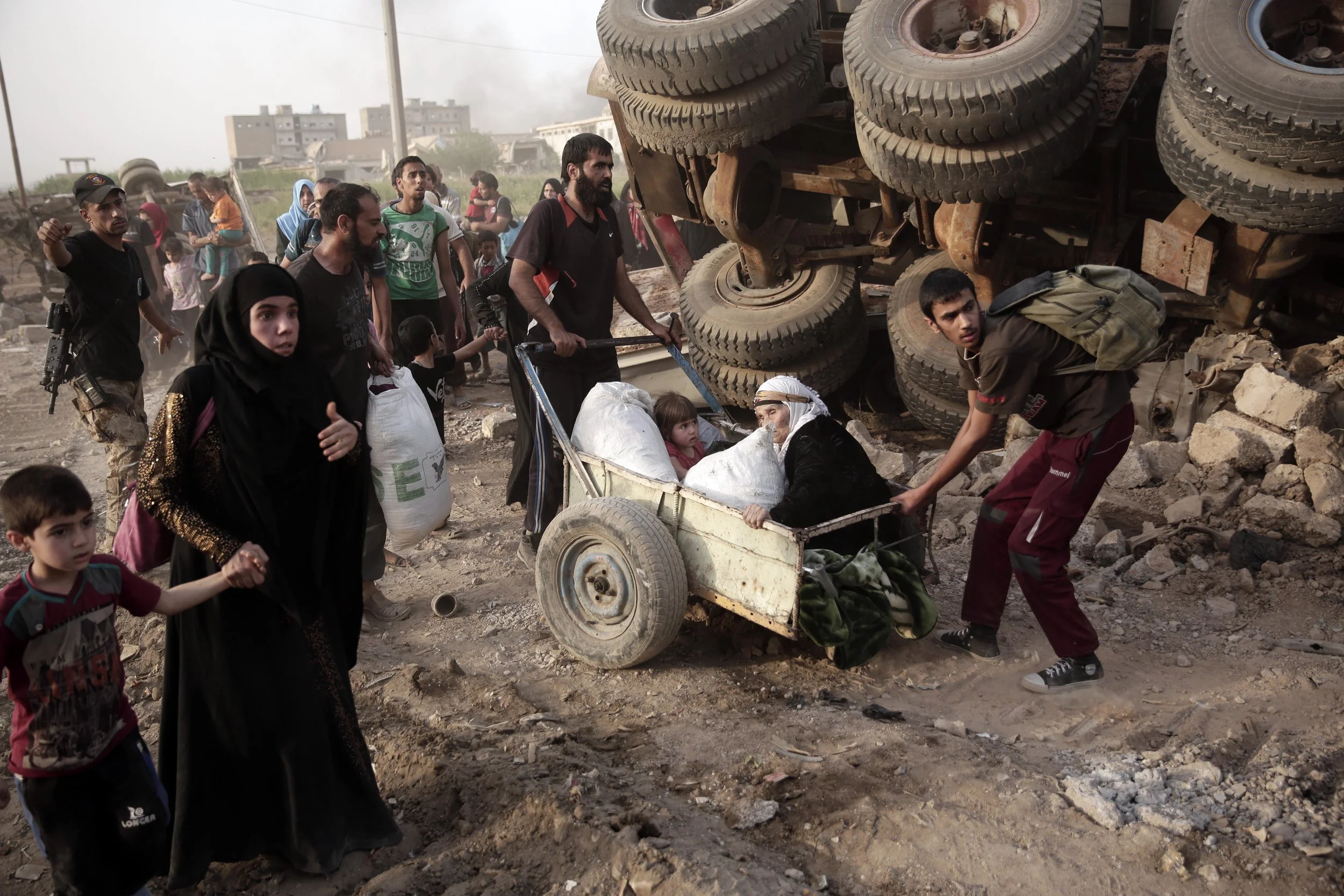 Civilians flee heavy fighting between Islamic State militants and Iraqi special forces in Mosul on May 10, 2017.