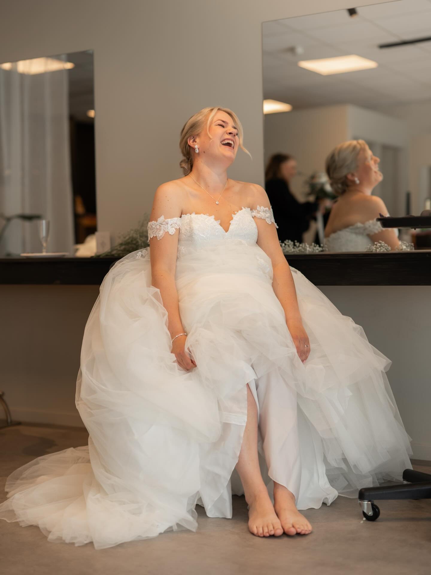 Dette er et av mine favorittbilder. Det er det siste bildet jeg knipset av denne bruden f&oslash;r hun forlot fris&oslash;ren, f&oslash;r vielsen. Det bare str&aring;ler av ren lykke og glede 🫶 

#bryllupsfotograf #brud #brudefrisyre #fotografbergen