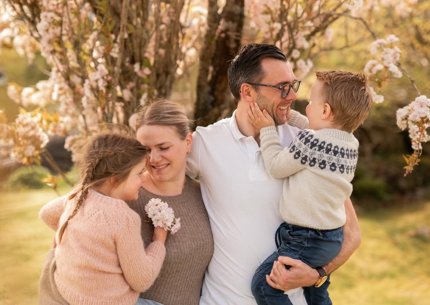Booking for v&aring;r/sommer 2026 er &aring;pen!

Jeg vet at det kan virke lite fristende med utefotografering akkurat n&aring; med kalt v&aelig;r og regn, men v&aring;ren er virkelig p&aring; vei! Hvis du vet at du har lyst med fotografering i v&ari