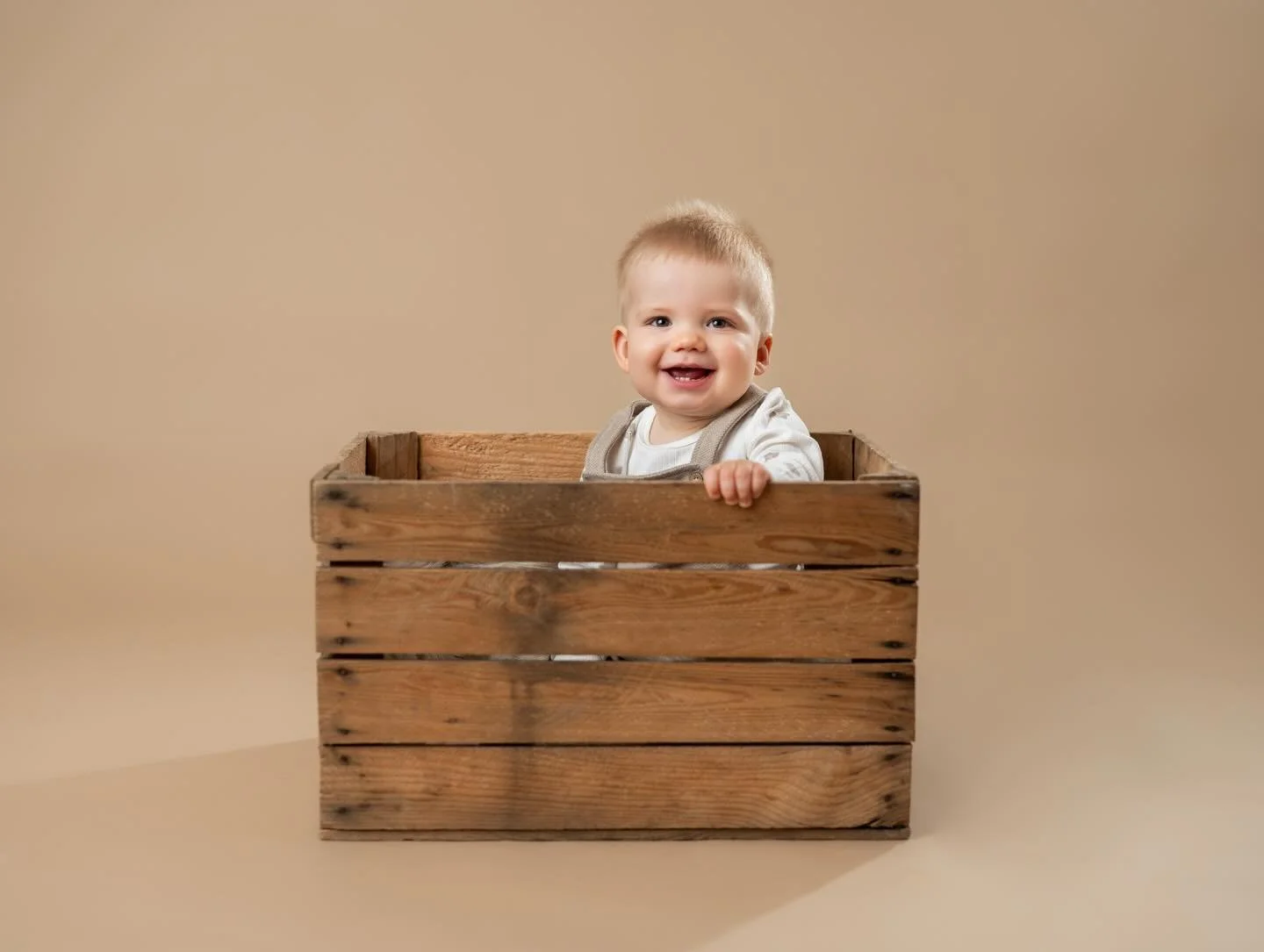 Det var en FRYD &aring; ta bilder av denne skj&oslash;nne ett&aring;ringen 😍 

Husk at hos meg er det alltid lave skuldre med aktive herlige sm&aring;rollinger 😇✨❤️ 

#ett&aring;rsfoto #fotostudio #familiefotograf #sm&aring;rolling #barnefotograf