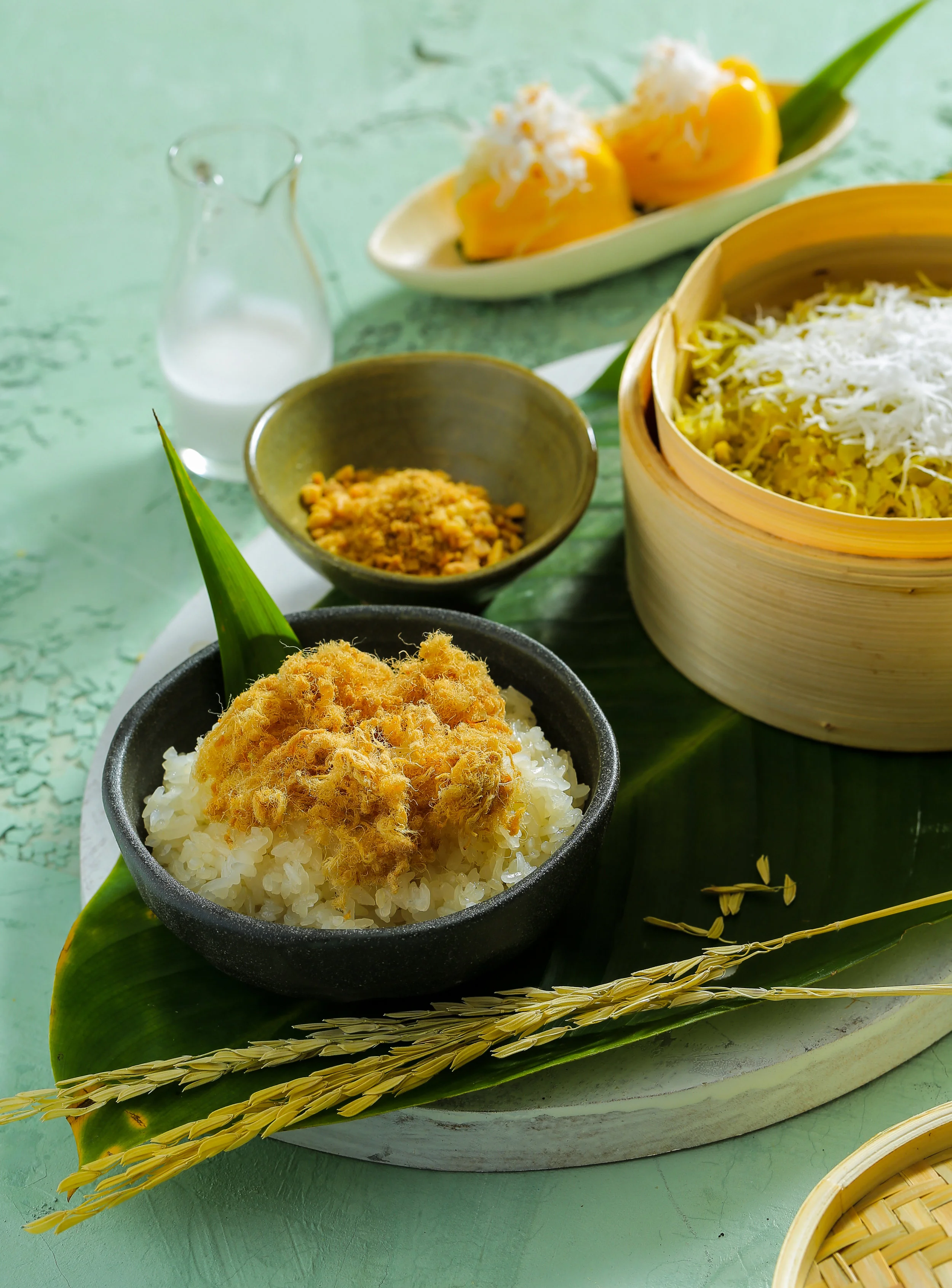 Ánh sáng chiếu từ đằng sau khiến nắm Ruốc bên trên lóng lánh vàng ruộm... - Tạp chí Heritage