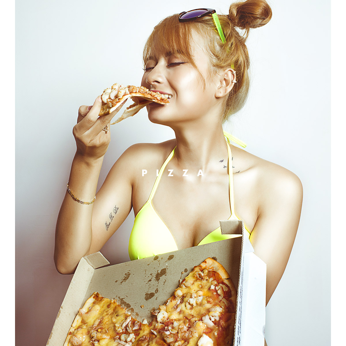 Ngày trước Đức cũng chụp ảnh người + food nè. Người thì đẹp mà Food thì...chả buồn tả! :(