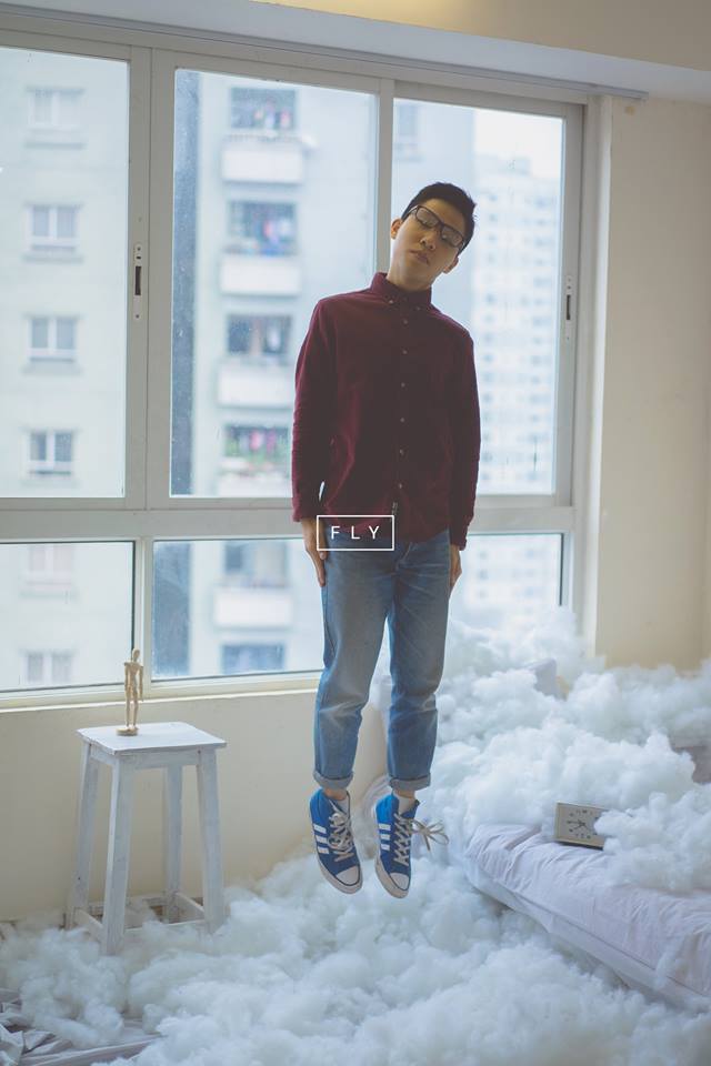 Đây là phòng khách nhà tôi cách đây 3 năm. Người đang bay kia cũng là tôi luôn. 