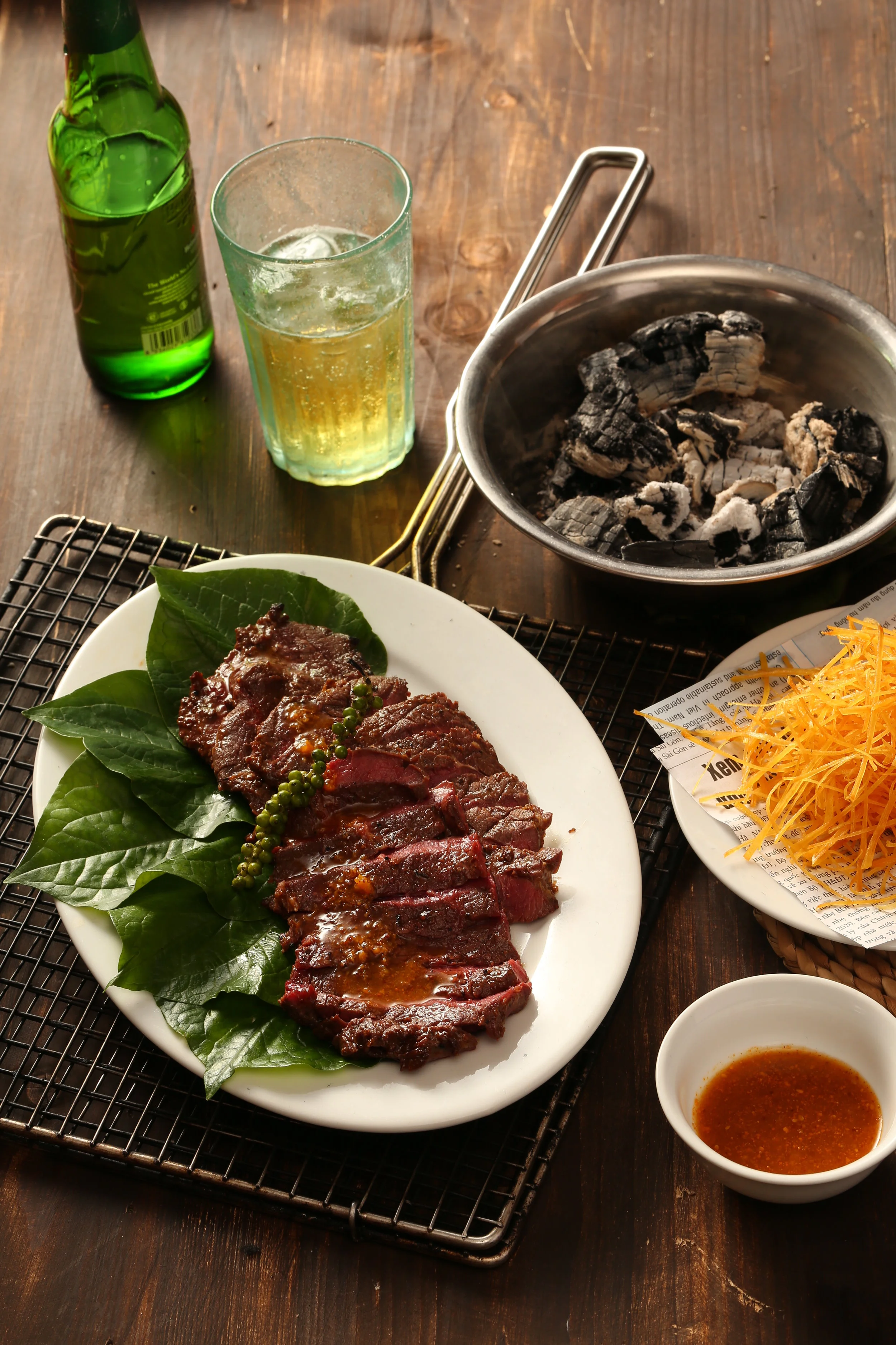 Tôi chợt nhận ra là than củi không hề đỏ rực như mong muốn vì chụp bằng đèn...
