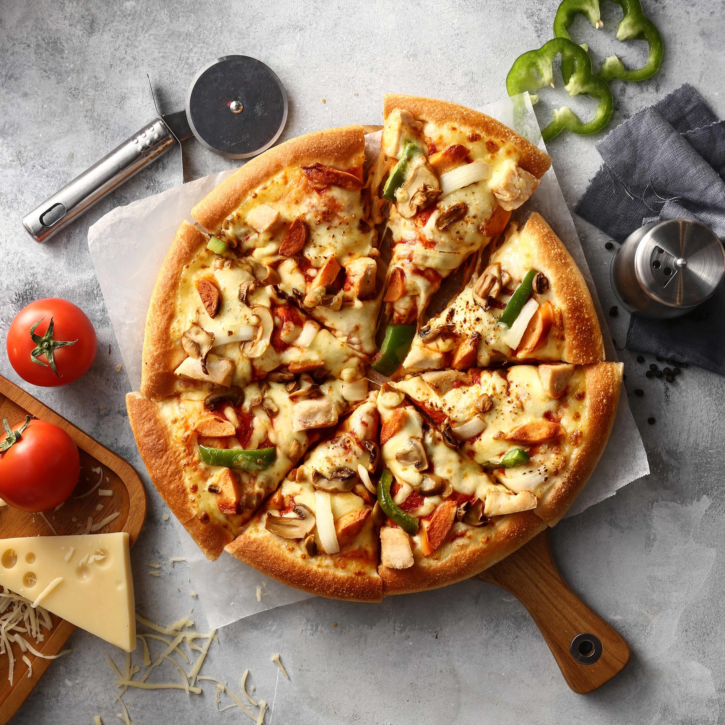 Hình ảnh bánh Pizza thơm ngon trên chảo gỗ  PNG