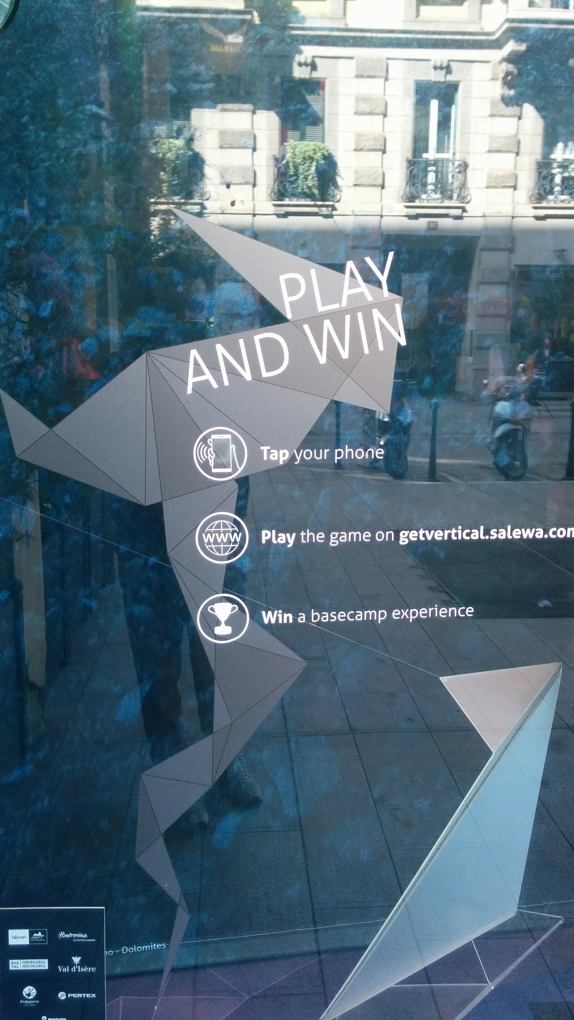 Interactive shopping window - SALEWA