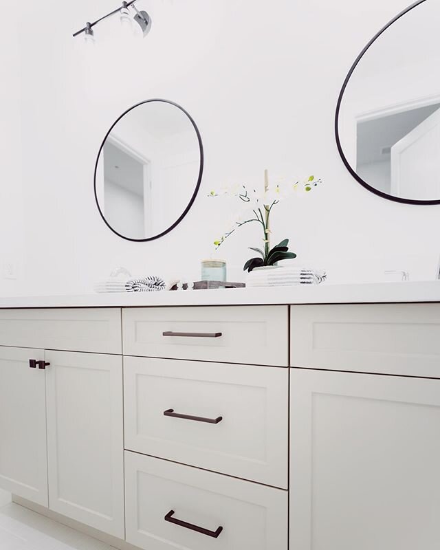 A vanity collaboration with @cabinetsolutionsusa turned out great!  The clients selected slate hardware instead of black for a softer contrast.
-
-
-
-
-
#whatmakesyoudistinct #distincthardwareco #distincthardware
#kitchendesign #interiors
#kitchen #