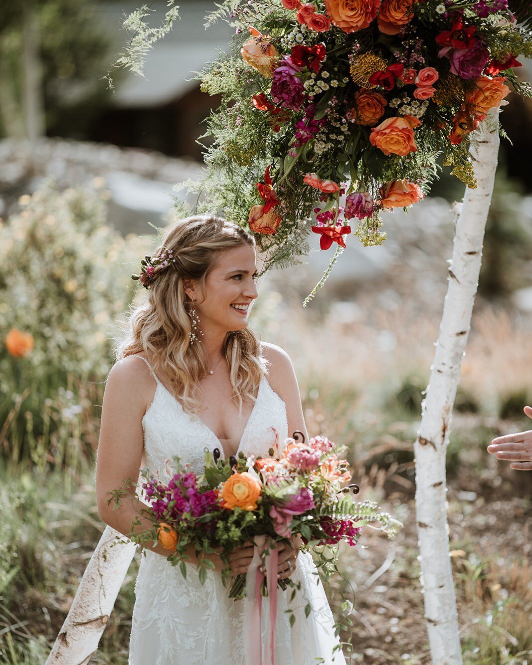 We love watching our beautiful brides at the alter 🥹

📸 @exploreyourstory
.
.
.
.
.
.
.
#summitcounty
#summitcountywedding
#weddingsflowers
#exploresummit
#breckenridgeweddings
#keystoneweddings
#coloradoweddings
#coloradoweddingflowers
#silverthor