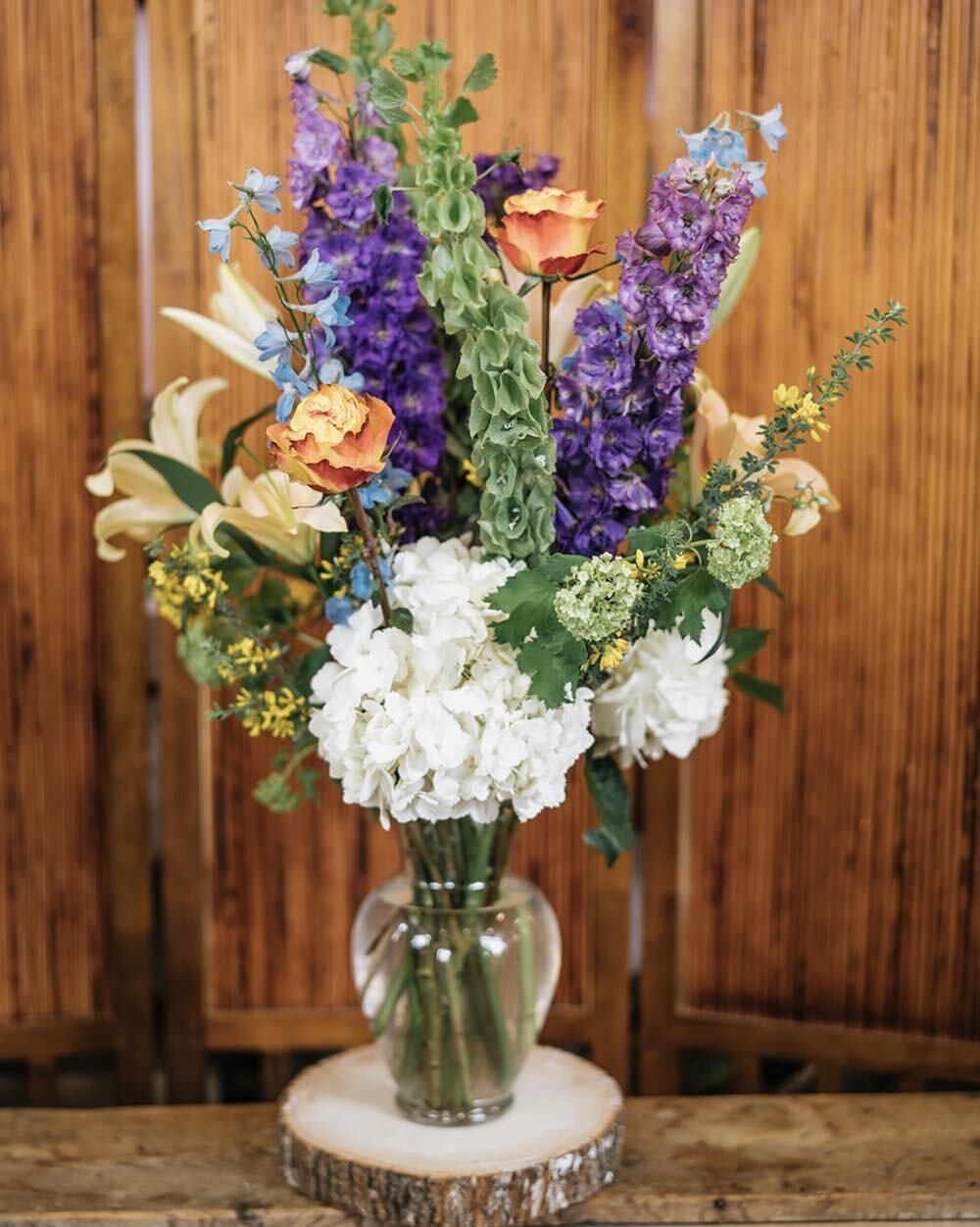 Mother&rsquo;s Day is almost a week away. Buy her something special this year and give us a call to order custom Mother&rsquo;s Day flowers. 

📸 @exploreyourstory
.
.
.
.
.
.
.
#summitcounty
#summitcountywedding
#weddingsflowers
#exploresummit
#brec