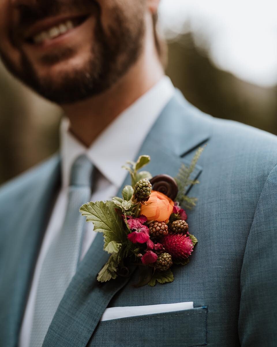 We have just as much fun designing the bridal bouquets as we do designing boutonni&egrave;res. When we start the design process we love creating a unique one of a kind design that is prefect for you. 🌻🌷🌺

📸 @exploreyourstory
.
.
.
.
.
.
.
.
#summ