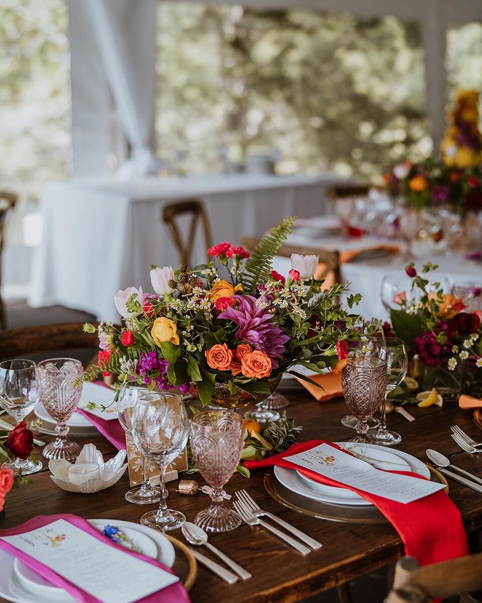 We love the amount of bright colors that Emma + Andreas used. What&rsquo;s your favorite thing about this look??

📸 @exploreyourstory
.
.
.
.
.
.
.
.
#summitcounty
#summitcountywedding
#weddingsflowers
#exploresummit
#breckenridgeweddings
#keystonew