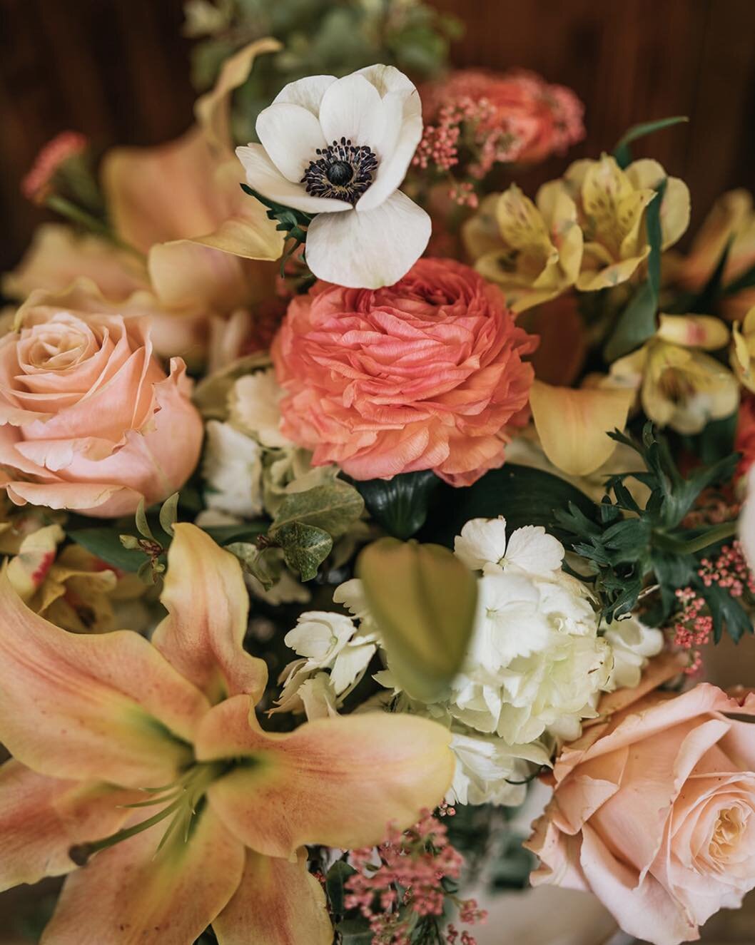 Don&rsquo;t forget Mother&rsquo;s Day is just two days away! Get your mom something extra special this year and give us a call to place your custom flower order with us today! 🌸

📸 @exploreyourstory
.
.
.
.
.
.
.
#summitcounty
#summitcountywedding
