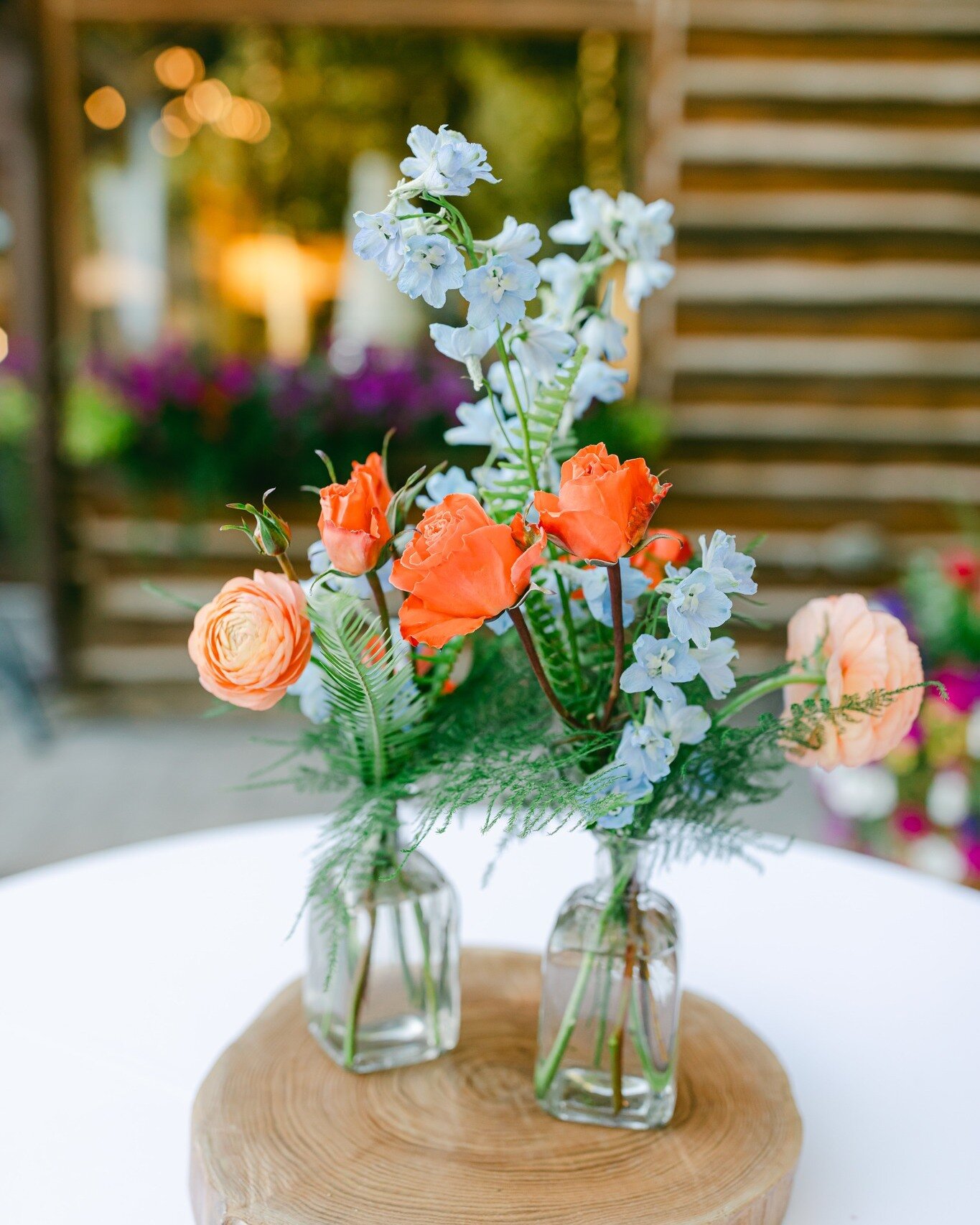 Get ready to swoon over some enchanting centerpieces, bursting with vibrant blooms and whimsical touches. From delicate pastels to lush greenery we want to help add a little sparkle to your big day.

📸 @laurafoote
✨ @jess_pinkcevents
📍#skitiplodge 