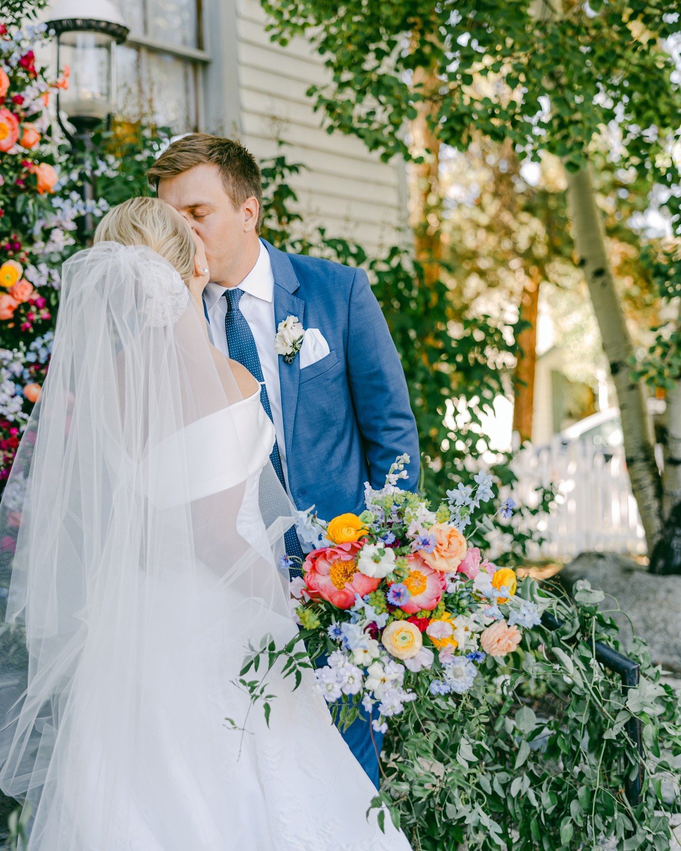 Planning your big day? Don't wilt under pressure&mdash;our wedding flowers are here to make your celebration blossom. From bouquets to boutonnieres, we've got your happily ever after covered. 

📸 @laurafoote
✨ @jess_pinkcevents
📍#skitiplodge @vailr