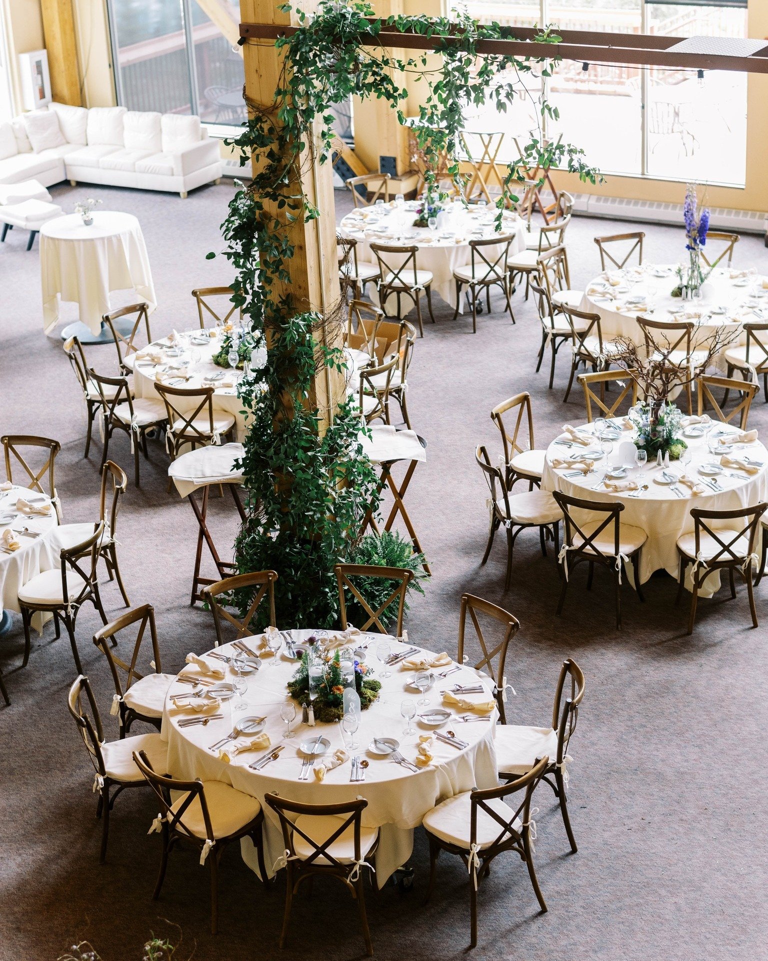 Location 📍 @coppermtn
Planner ✨ @distinctivemountainevents
📸 @autumncutaiaphoto
.
We love to hang greenery and florals from just about anything

#facts 

Where there's a will, there's a way! And we love brainstorming on ways to add that extra touch