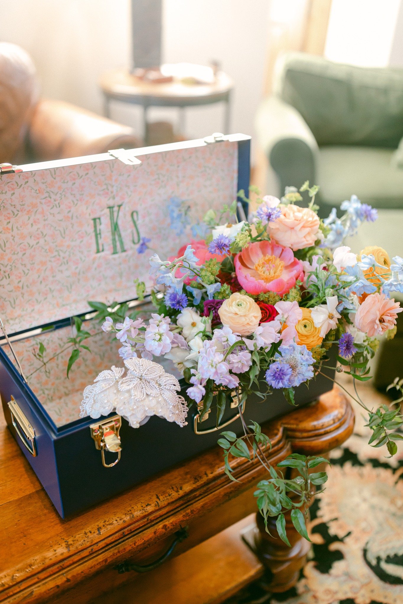 Travel Trunks are totally coming back! and we are definitely okay with it.

Especially when you add pretty flowers for the perfect photo👌

If you're looking for fun and interesting props for your wedding, let us know! We don't just do flowers- we wi